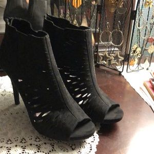 Worn once, in original📦Black Peep Toe Booties